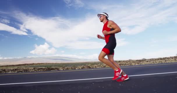 Тріатлон - чоловічий тріатлоніст, що біжить у тренувальному костюмі для залізної гонки — стокове відео