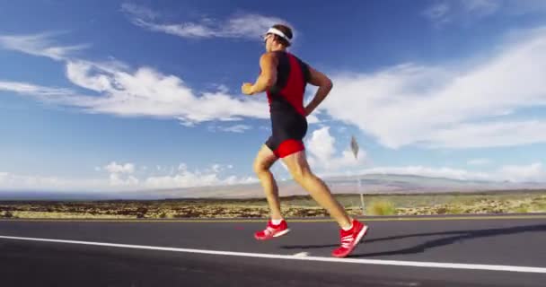 Löpare man kör i triathlon kostym utbildning för Iron man på Hawaii — Stockvideo