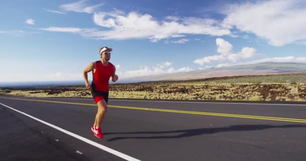 Тріатлон - чоловічий тріатлоніст, що біжить у тренувальному костюмі для залізної гонки — стокове відео