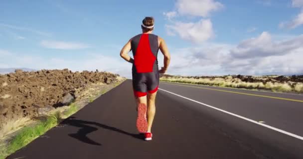 Biegacz w Triathlonie - Triathlonista w kombinezonie triatlonowym — Wideo stockowe