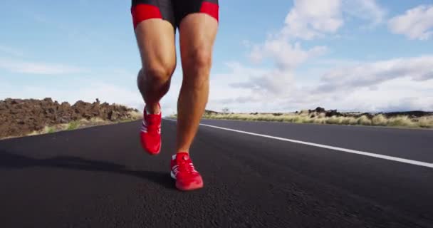 Scarpe da corsa su corridore triatleta maschile - primo piano dei piedi che corrono su strada — Video Stock