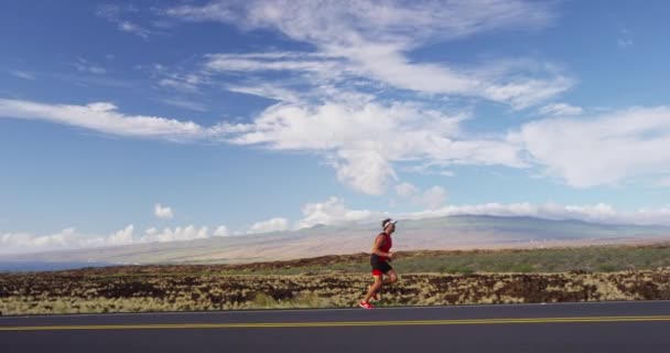 Triathlon - Triathlete man biegnie w triathlon garnitur szkolenia do wyścigu Żelazny — Wideo stockowe