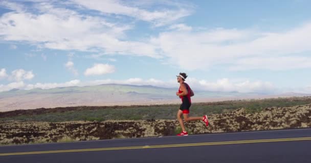Triathlet läuft im Triathlonanzug für Ironman — Stockvideo