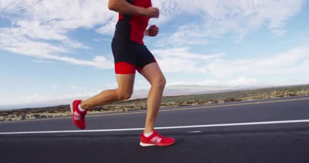 Runner man biegający w triathlon garnitur szkolenia dla Iron Man na Hawajach — Wideo stockowe