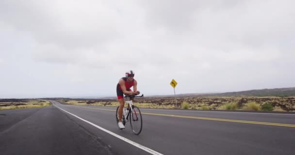 Radfahren Triathlet Mann - Triathlet männlich Radfahren auf Triathlonrad auf Straße — Stockvideo