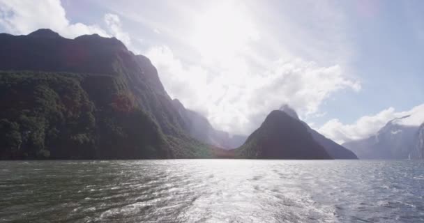 Milford Sound és Mitre Peak az új-zélandi Fiordland Nemzeti Parkban. Ikonikus és híres Új-Zéland természeti táj a sétahajóról nézve. Lassú mozgás. — Stock videók