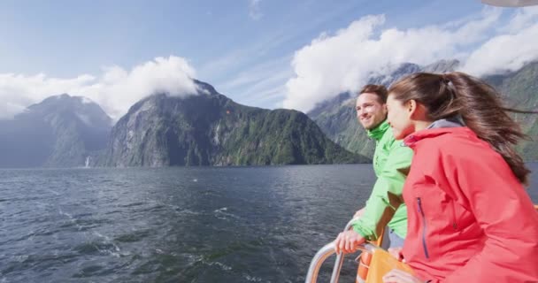 Cruzeiro turistas navio em passeio de barco em Milford Sound, Fiordland National Park, Nova Zelândia. Casal feliz em viagens turísticas na Nova Zelândia South Island — Vídeo de Stock