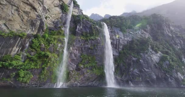 Milford Sound New Zealand Waterfall im Fiordland National Park Naturlandschaft Touristenattraktion und berühmtes Ziel Fairy Falls Wasserfall, Neuseeland — Stockvideo