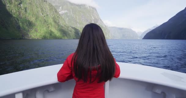 Турист из Новой Зеландии в Национальном парке Милфорд-Саунд-Фиордленд. Мбаппе наслаждается путешествием на круизном лайнере и изумительным видом на самый известный туристический центр Новой Зеландии — стоковое видео