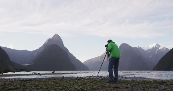Fotograf krajobrazu turystycznego, zdjęcie Milford Sound i Mitre Peak w Parku Narodowym Fiordland, Nowa Zelandia — Wideo stockowe