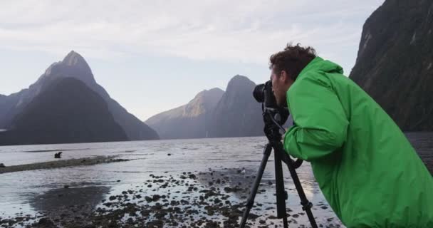 Paisagem natureza viagens fotógrafo turista tirar fotos de Milford Sound e Mitre Peak em Fiordland National Park, Nova Zelândia — Vídeo de Stock