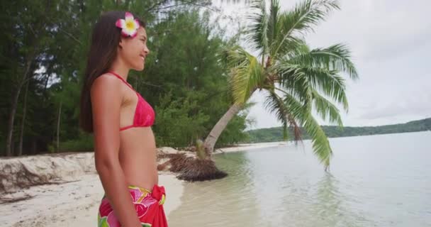 Vacanza in Polinesia Francese Viaggio donna rilassante sulla spiaggia paradisiaca in vacanza sulla spiaggia di Matira, Bora Bora. Ragazza felice in vacanza al mare indossando il tradizionale pareo e Bikini a Tahiti, Polinesia Francese — Video Stock