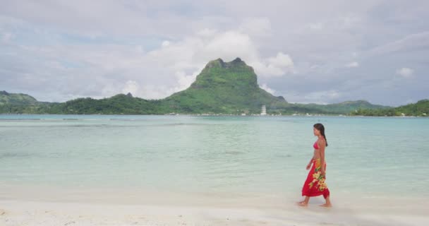 Polinésia Francesa Vacation Travel woman walkijg on paradise motu beach on holidays on Bora Bora with Mount Otemanu. Menina feliz vestindo tradicional pareo e biquíni no Taiti, Polinésia Francesa — Vídeo de Stock