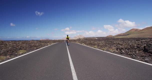 Ciclista de estrada homem ciclista formação em ciclismo de bicicleta formação para corrida na montanha — Vídeo de Stock