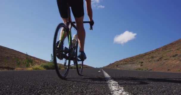 Ciclismo - Bicicleta de carretera hombre entrenamiento en bicicleta de entrenamiento para la carrera — Vídeos de Stock