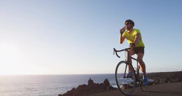 Rower drogowy blisko rowerzysty jazda na rowerze na świeżym powietrzu o zachodzie słońca — Wideo stockowe