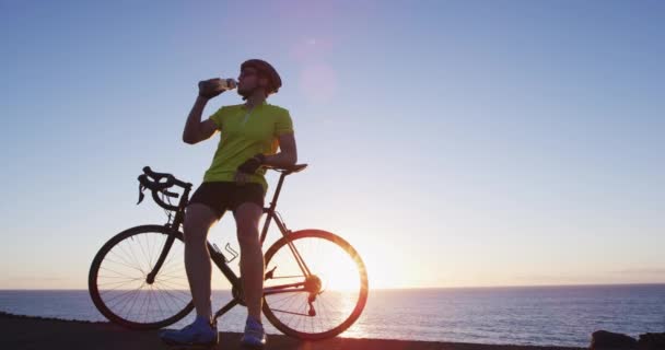 Спортсмен велосипедист п'є воду після інтенсивного тренування на велосипеді — стокове відео