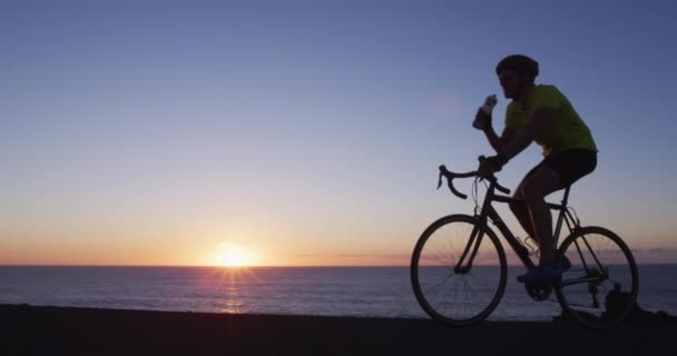 자전거를 타고 자전거를 타고 운동 과 식수를 마시는 운동 선수 — 비디오