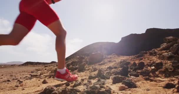 Fitness Running Man Trail Runner in der Wüste - männlicher Athlet läuft schnell — Stockvideo