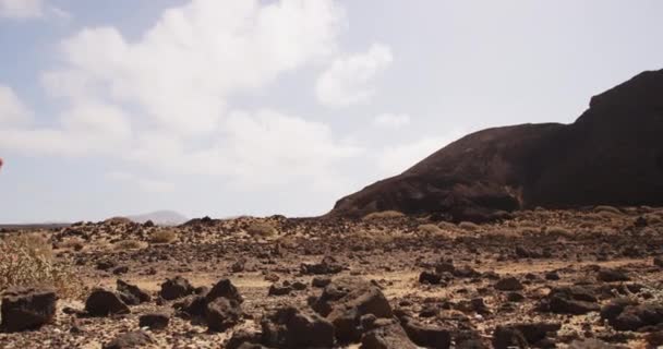Fitness - Biegacz biegający po pustynnej drodze szybko biegający w odzieży uciskowej — Wideo stockowe