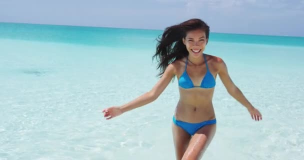 Travel Vacation Woman Happy Enjoying Summer Beach Holidays Jumping Having Fun — Stock Video