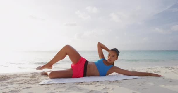 Fitness kvinna styrketräning hennes kropp kärna muskler planking på ena armen gör Side Plank Crunches och höft. Sidoplanka crunch tåg buken abs och snett. — Stockvideo