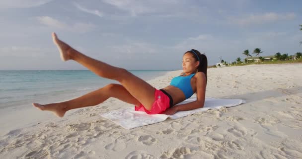 Fitness vrouw training buikspieren workout doen schaar liften been verhogen oefening — Stockvideo