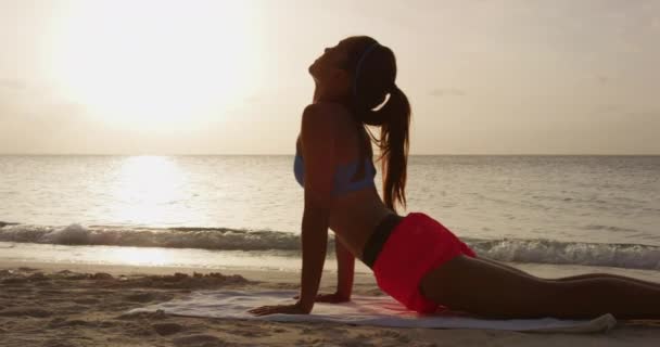 Yoga fitness vrouw stretching buikspieren oefenen ochtend yoga — Stockvideo