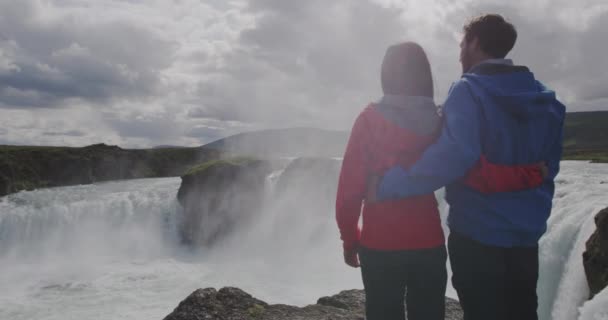 アイスランド旅行カップルのハイキング自然ハイキングでアイスランドの滝 — ストック動画