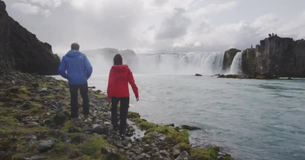 Pareja de senderismo en la naturaleza caminata por Islandia cascada — Vídeo de stock