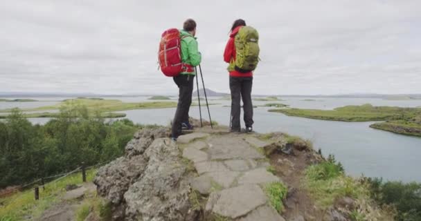 Senderismo personas que miran a la vista en la caminata en Islandia — Vídeos de Stock