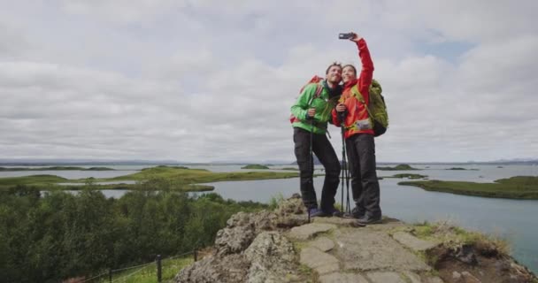 Couple hiking walking and taking phone selfie — Stock Video