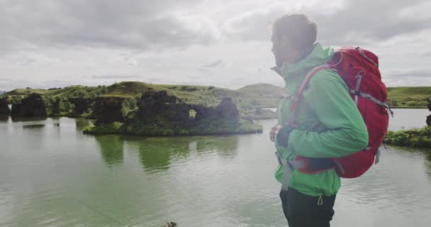 Senderismo hombre mirando a la vista en la caminata en la naturaleza — Vídeo de stock