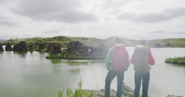 Пешие прогулки и кемпинг в Исландии, озеро Миватн Исландская природа — стоковое видео