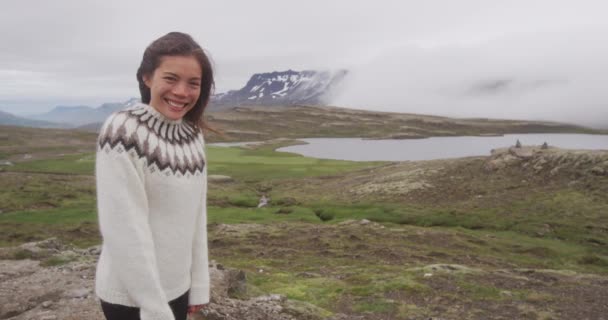 Mujer en Islandia en suéter islandés. Retrato de chica feliz sonriendo al aire libre — Vídeo de stock