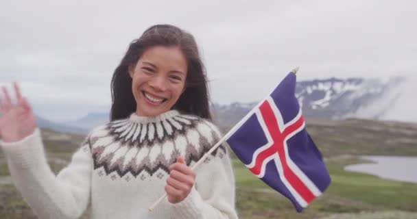 IJsland - meisje met IJslandse vlag in de natuur in IJsland — Stockvideo