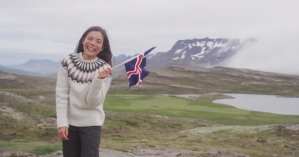 Islande - femme tenant le drapeau islandais dans la nature en Islande. — Video