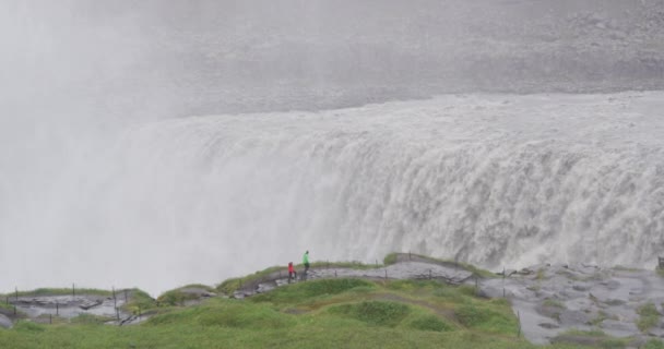 Island-Touristenpaar spaziert am Dettifoss-Wasserfall — Stockvideo