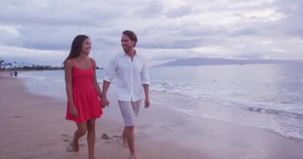 Para trzymając się za ręce podczas spaceru po plaży — Wideo stockowe