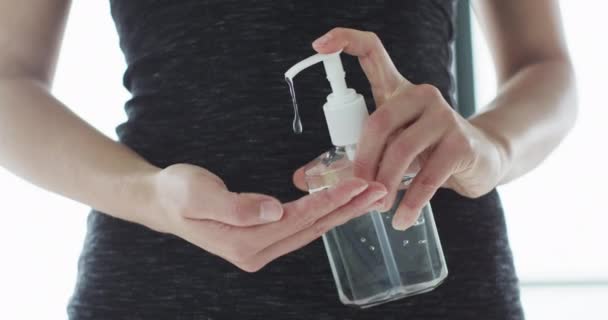 Désinfectant pour les mains femme appliquant gel désinfectant liquide frotter les mains nettoyer l'hygiène personnelle coronavirus intervention à la maison. Bouteille désinfectante — Video