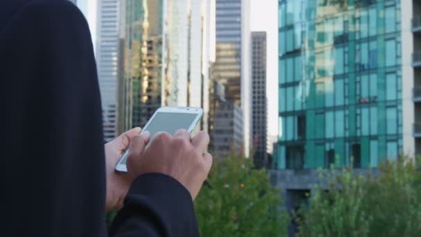 Podnikatelka používající mobilní telefon podle kancelářských budov — Stock video