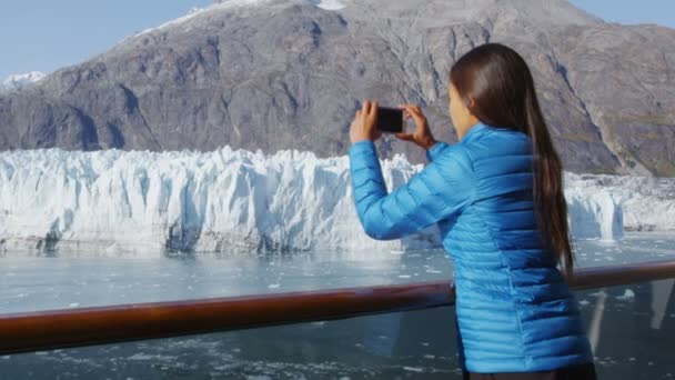 Alaska cruise ship passenger photographing glacier in Glacier Bay — Stock Video