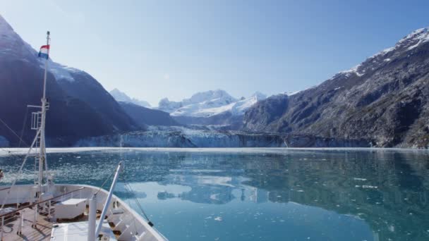 Plavba lodí v Glacier Bay směrem k Johns Hopkins Glacier na Aljašce — Stock video