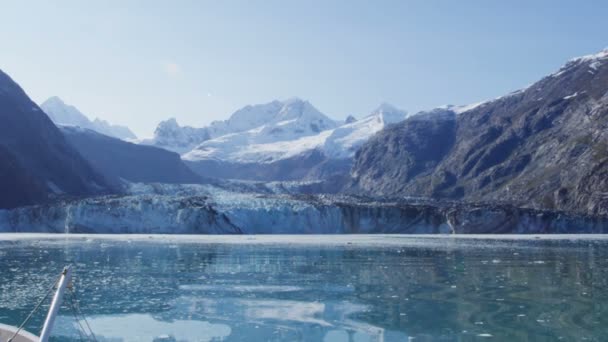 Kreuzfahrtschiff in Glacier Bay auf dem Weg zum Johns Hopkins Glacier in Alaska — Stockvideo