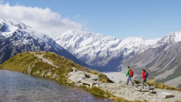 Caminhantes caminhando nas montanhas Mount Cook Nova Zelândia — Vídeo de Stock