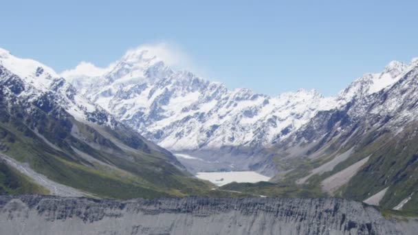 新西兰的库克山远足者看风景- -人们在大自然中轻松自在地远足 — 图库视频影像