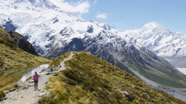 ニュージーランドのハイキング女性マウントクック自然山の風景 — ストック動画