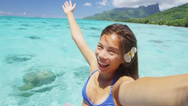 Telefondaki selfie 'de kolları açık bir tatil kadını karşılıyor. — Stok video