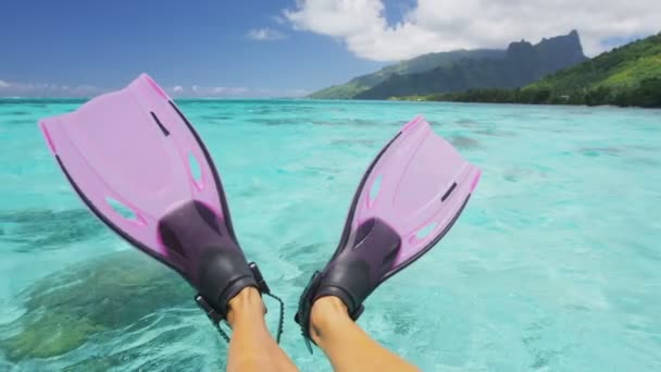 Seyahat plajı konsepti Şnorkel ayak şnorkelleyicisi pembe yüzgeçlerle eğleniyor — Stok video
