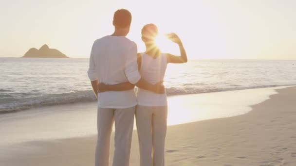 Viaje vacaciones playa pareja tomando fotos de la salida del sol con el teléfono inteligente — Vídeos de Stock